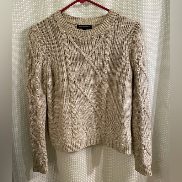 High quality, warm sweater with beautiful knit detail - Picture 2 of 4